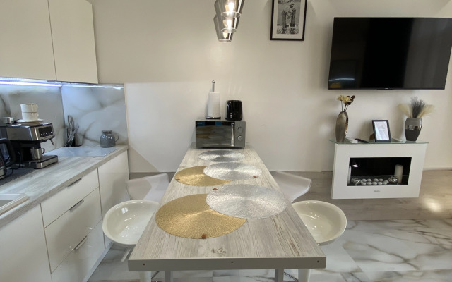 Апартаменты в современном стиле с камином