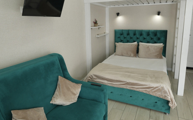 Studiya s panoramnymi oknami naprotiv otelya Mariott Flat