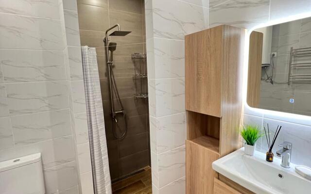 4kh mestnye apartamenty s balkonom i basseynom Apartments