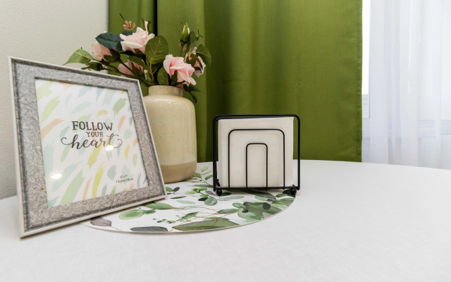 Квартира с желтым диваном