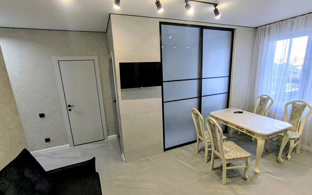 Flat Apartamenty V Tsentre S  Sostvennoy Terrasoy I Parkingom