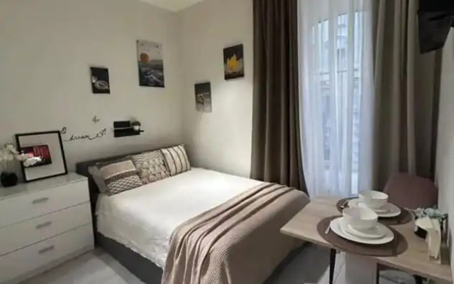 Квартира Уютная студия посуточно рядом с метро Петроградская