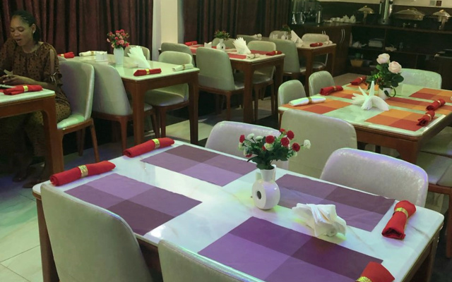 Отель Mclorrets Suites