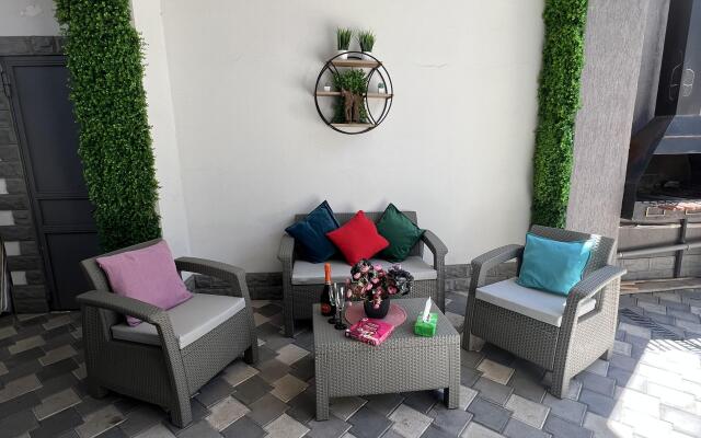 Comfort With Green Refreshing Interior Apartments