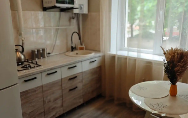 Uyutnoe mesto u Rybnoj derevni Flat
