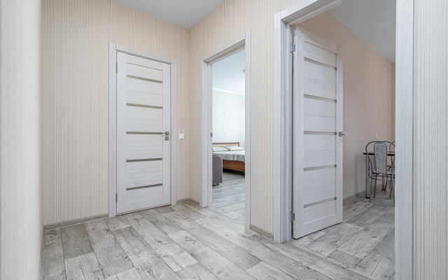 Svetlaya kvartira s parkovkoy na Gubkina Flat
