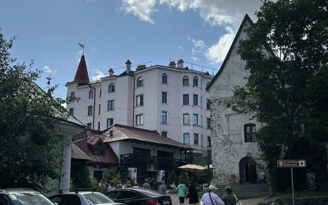 Ell Apartments
