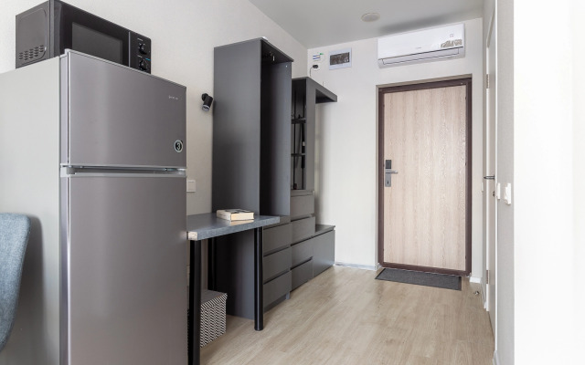 Yarkaya studiya ryadom s naberezhnoj i kondicionerom Flat