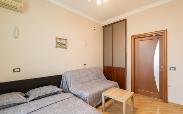 Ryadom S Krasnoy Ploschadyyu Flat