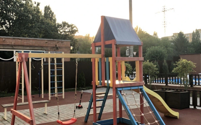 s proektorom v komplekse s sezonnym bassejnom Apartments