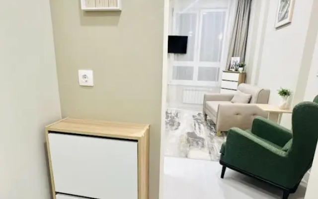 Svetlaya s dizajnerskim remontom okolo metro Apartment