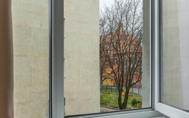 S Vidom Na Kirkhu Svyatogo Semeystva Flat