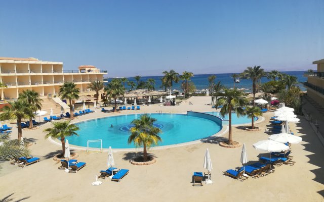 Отель La Playa Beach Resort Taba