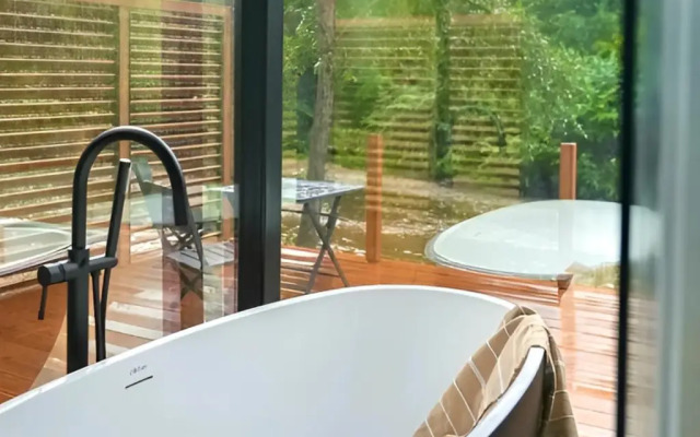 Private House na Beregu Reki s Avtorskim Dizaynom