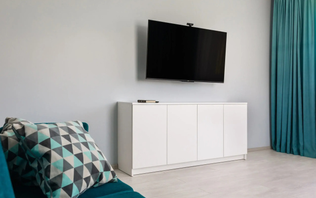 Kvartira s Dizajnerskim Evroremontom v Novom Zilom Komplekse s Panoramnymi Oknami