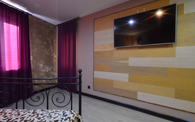 Na Naberezhnoy Na 9 Chelovek Flat