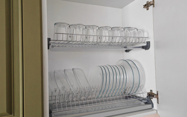 Квартира с диваном на кухне и балконом на Байбакова 2