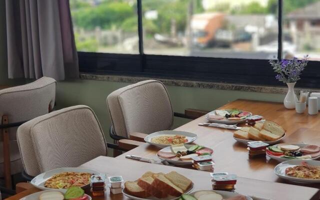 Chernyi Slon Hotel