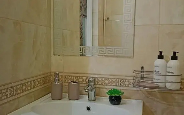 Dvushka Ryadom S Tts Yarmarka I Vokzalom Flat