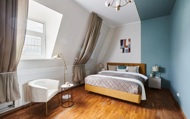 Квартира GM Apartments Двухуровневая с мансардой у Патриарших Прудов