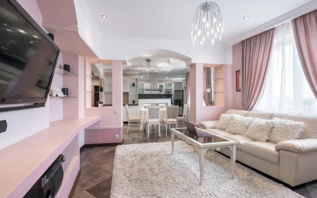 Апартаменты с финской сауной и двумя балконами — просторный двухэтажный пентхаус с двумя спальнями и гостиной