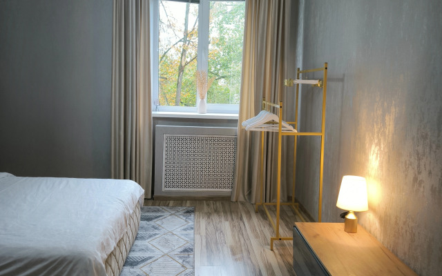 Belaya Trekhkomnatnaya Kvartira u Vokzala Apartments