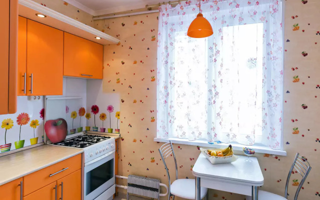 U Prudov v Oranzhevyh Cvetah Flat