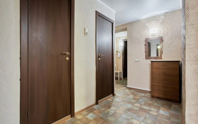 Na Pervomayskoy Ulitse 44 Flat