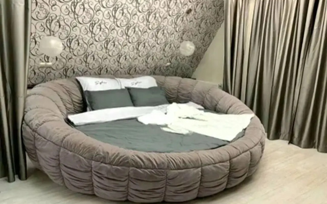 Eksklyuzivnaya studiya dlya romanticheskogo vremyaprovozhdeniya Flat