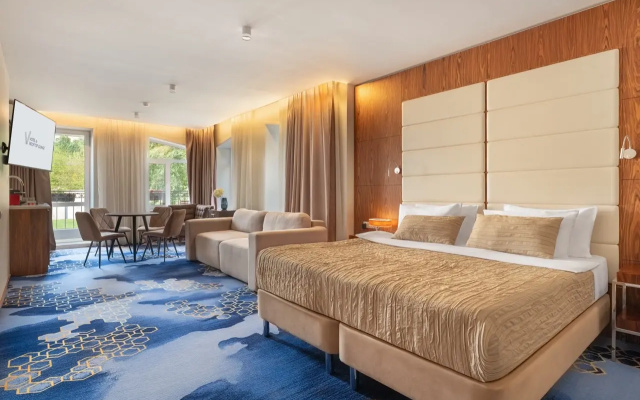 Отель V Hotel&Rooftop Lounge