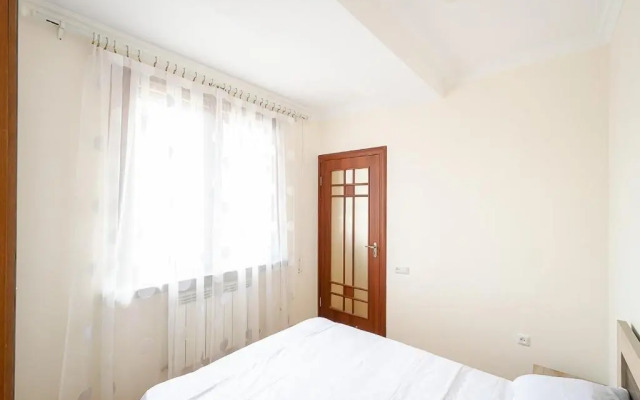 Zamechatelnaya v Tsentre Stolitsy Flat