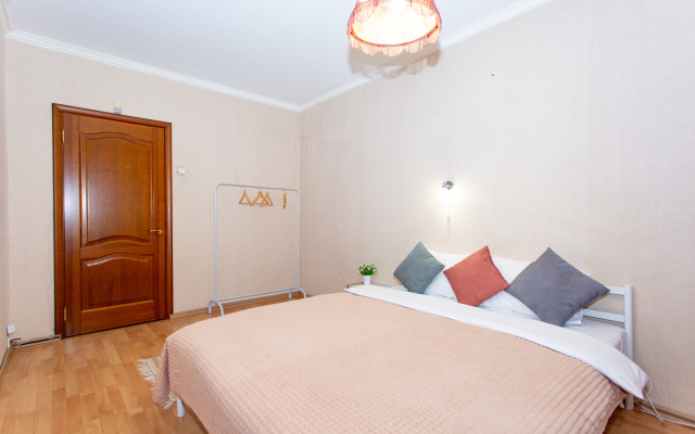 Komfortnaya Chetyrekhkomnatnaya Kvartira V Tsentre Novosibirska Flat