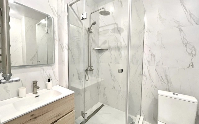 S basseynom u morya Apartment