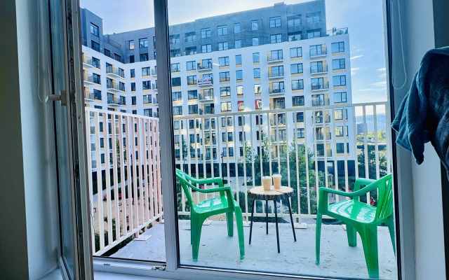 Квартира Шикарная Студия с Французским Балконом в Сердце Европейского