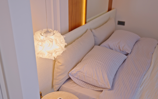 Qoople Legend A40 v 100 Metrakh ot Morya Apartments