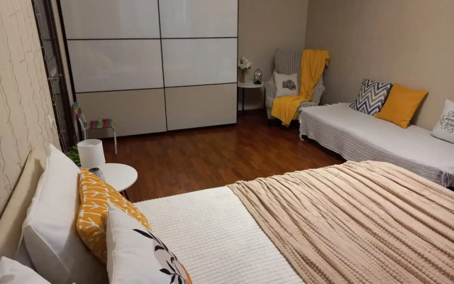 Ryadom s klinikoj Fedorova i Institutom pediatrii (m. Seligerskaya) Flat
