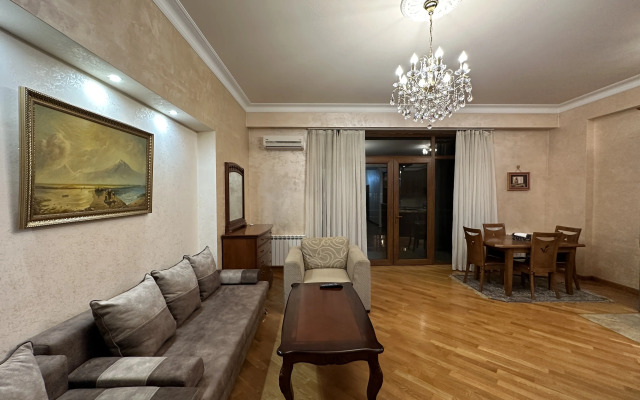2-K v Novostroyke, Ulitsa Arama, Di482 Flat