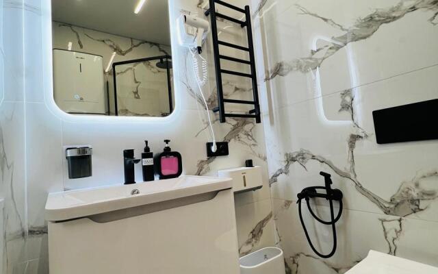 Studiya S Dizaynerskim Remontom S Baseynom I Balkonom Apartaments