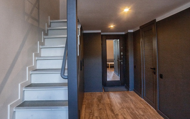 Sovremennaya dvukhurovnevaya studiya Flat