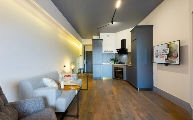 KeyGo #0132 1 Bedroom French Balcony Center Apartments
