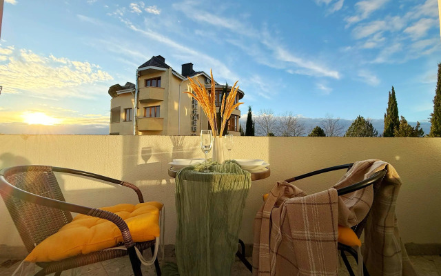 Апартаменты с балконом. 3 минуты до пляжа. Для четверых гостей.