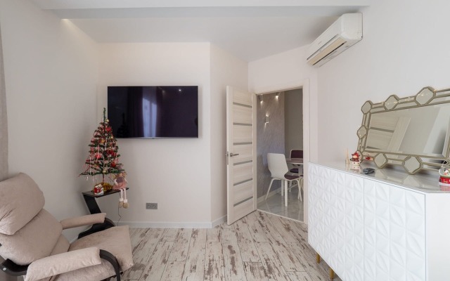 U Morya S Basseinom v Zhk Solnechniy apt31 Apartment