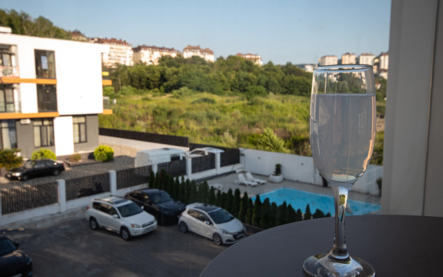 Semeynye S Letnim Basseynom V Zhk Daymond Apartments