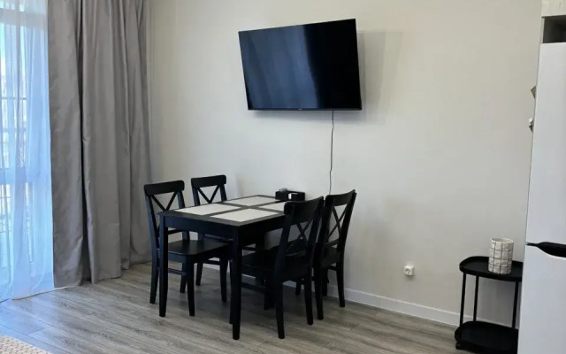 Квартира с Бacсeйнoм в ЖК Кипарис 106