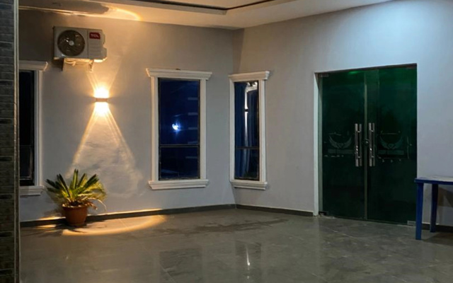 Отель Four Diamonds Suites