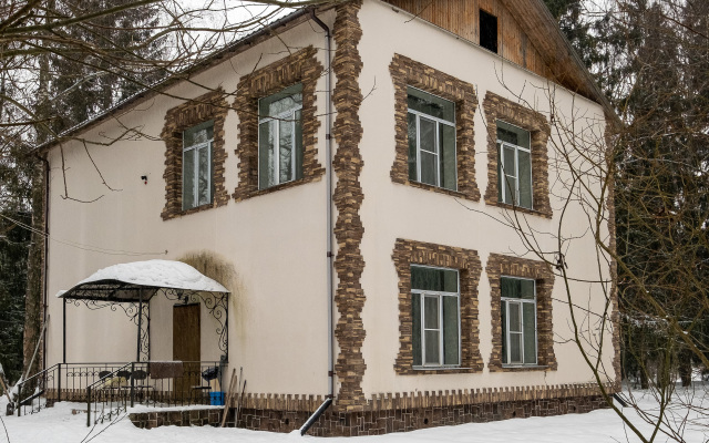 Kottedzh V Lesu Guest House