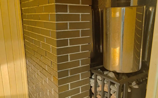 Частный дом с баней и пирсом на берегу пруда