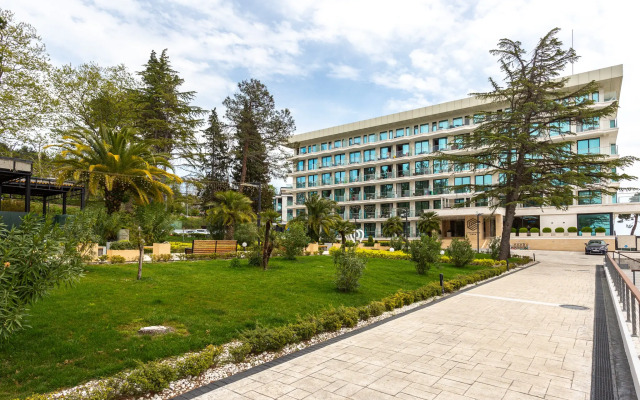 Luch Apartments