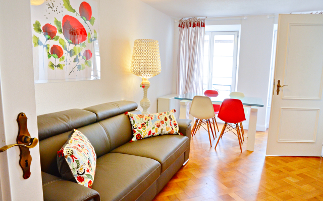 Quatre Chaises Apartments