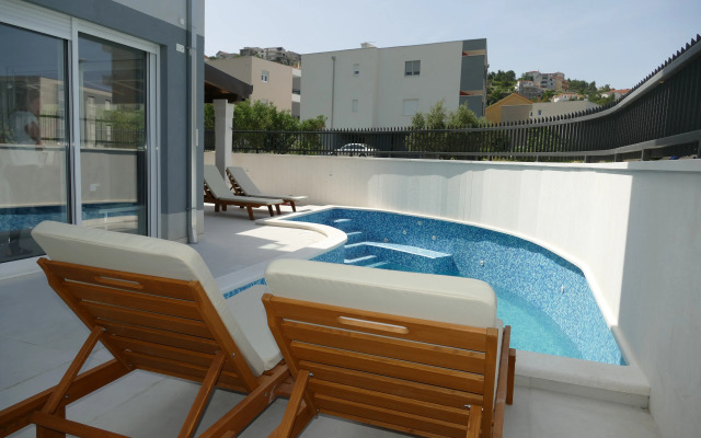 Вилла Urban Villa With Pool